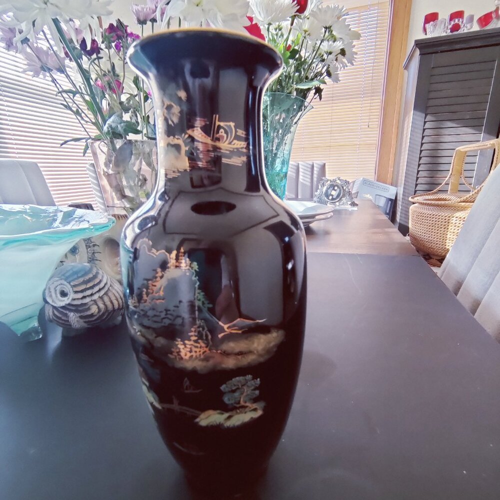 Black Glossy Imari Vase with Unique Designs, House, Mountains, Snow & Boats - Picture 3 of 6